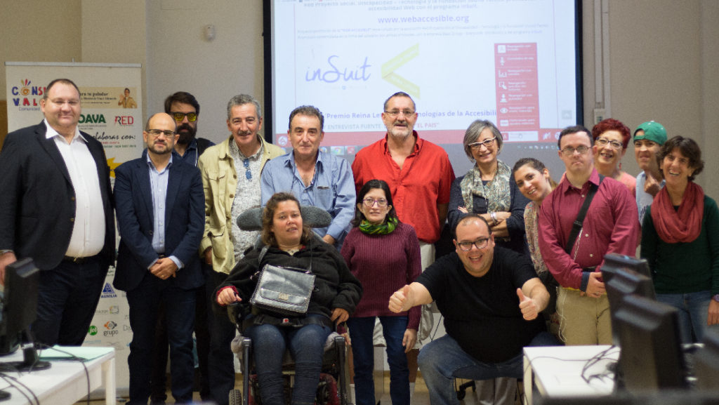 photo de groupe avec insuit collaborant avec des associations de personnes handicapées