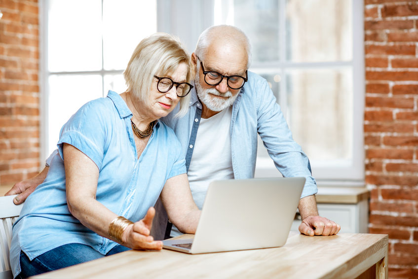 Pareja de personas mayores utilizando inSuit con su ordenador