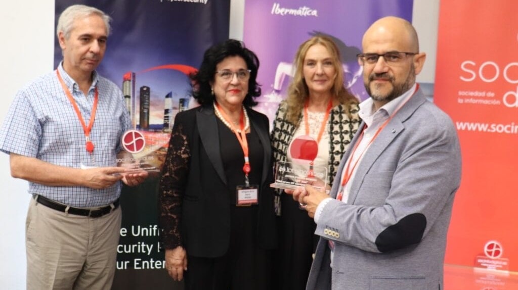 Juan Antonio Cebollada Gavilán, socio fundador de inSuit, posa con el premio junto a miembros de la Seguridad Social y de Trend Micro España.