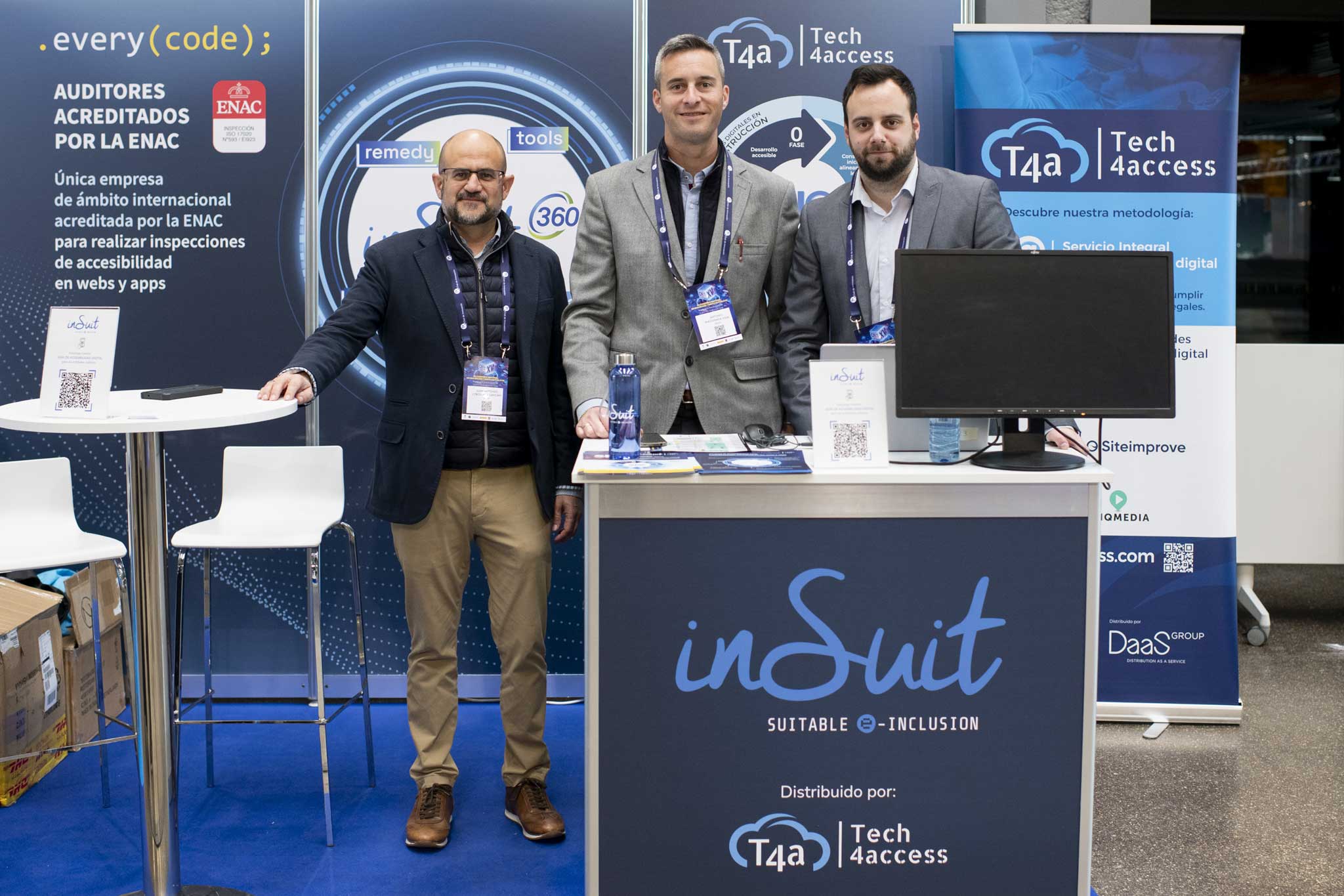 Juan Antonio Cebollada (Socio fundador y CTO de inSuit), Antonio Maizonada (Responsable de Consultoría en Accesibilidad Digital en Tech4access) y Álvaro Maizonada (Consultor Senior), en el stand del CNIS 2025.