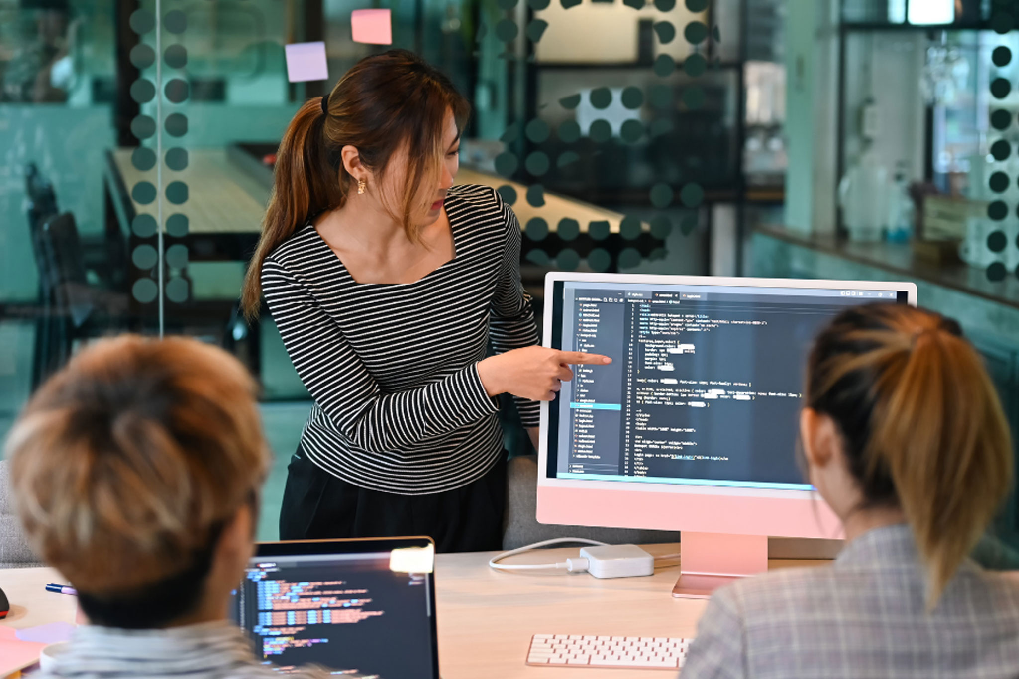 Una experta en análisis de accesibilidad web, explica a su grupo de trabajo las soluciones a aplicar en una web para cumplir con las pautas requeridas por las normativas de accesibilidad digital.