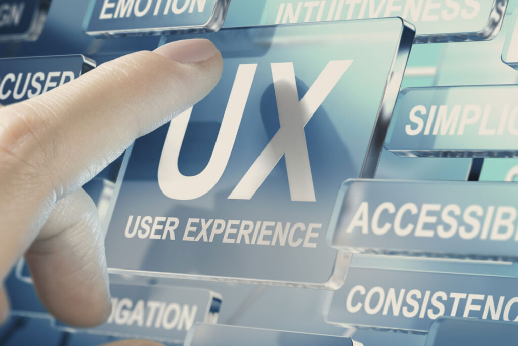 Un experto señala con su dedo la tecla que hace referencia a la experiencia de usuario (UX) en la web.