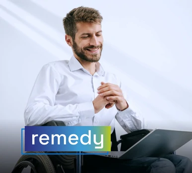 Hombre joven en silla de ruedas interactuando con un portátil, sonriendo. Representa el uso de herramientas de remediación digital. Texto sobreimpreso: "remedy".
