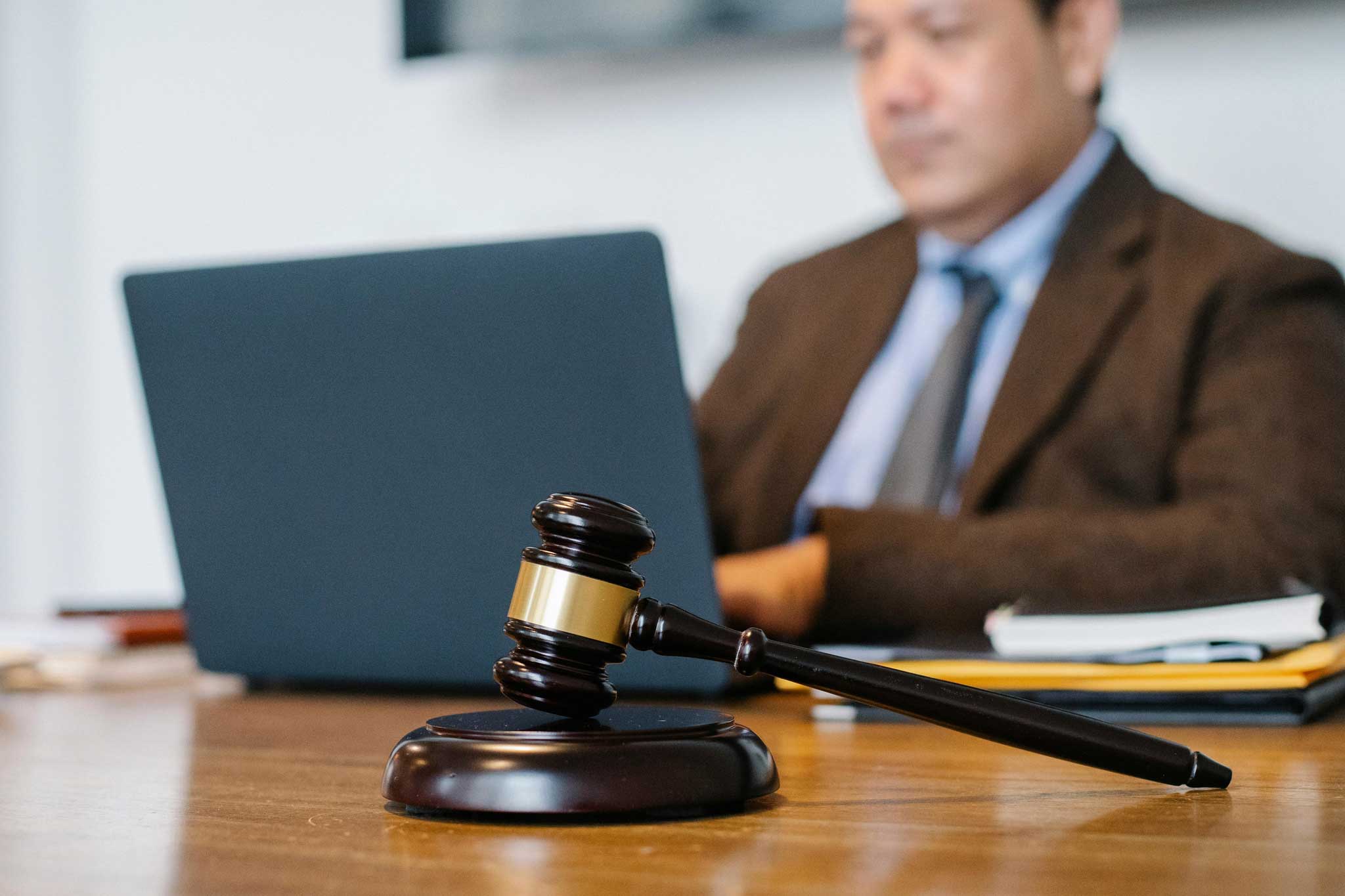 Un abogado, en su despacho, trabaja su web accesible desde su portátil. Sacándole el máximo provecho a la transformación digital en el sector legal.