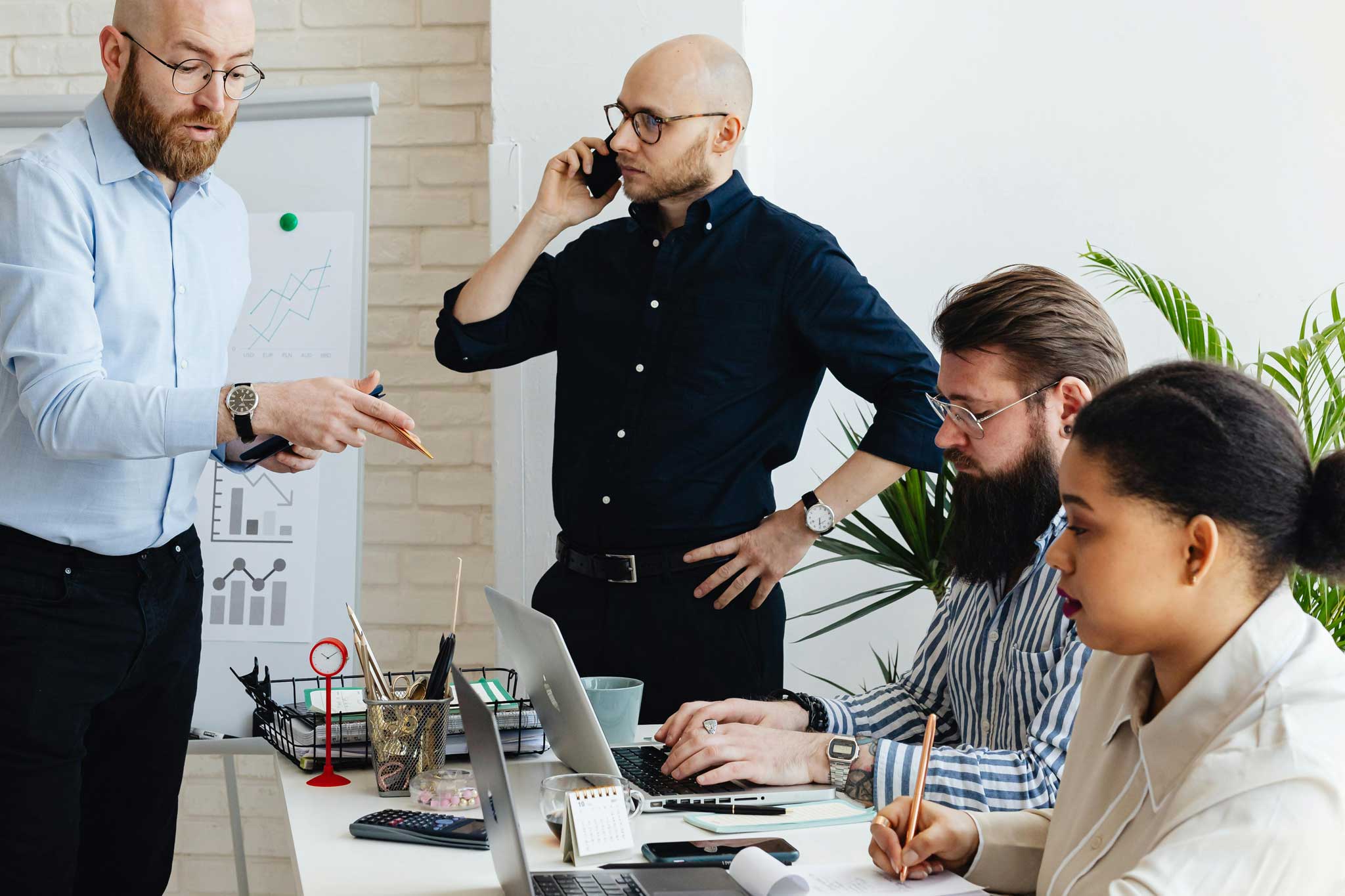 Un groupe d’auditeurs en accessibilité numérique évalue le site web d’une entreprise afin de vérifier sa conformité à l’accessibilité web obligatoire.