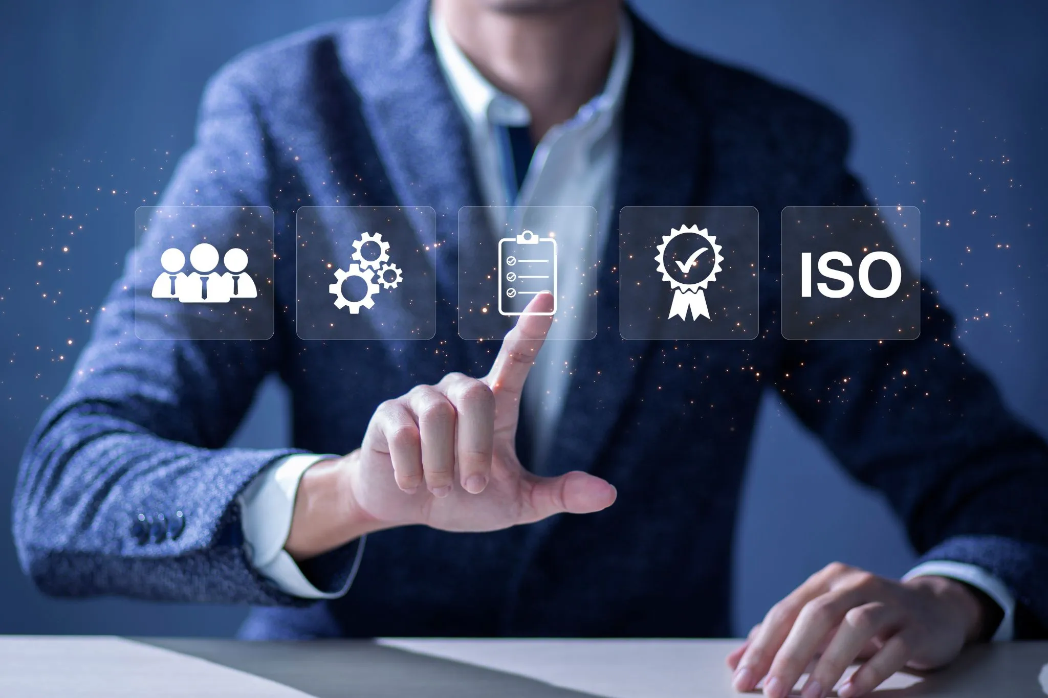 En la imagen se encuentra una persona vestida de traje que apunta con su dedo a unos iconos que representan la renovación de las certificaciones ISO 9001 y 14001 de inSuit.